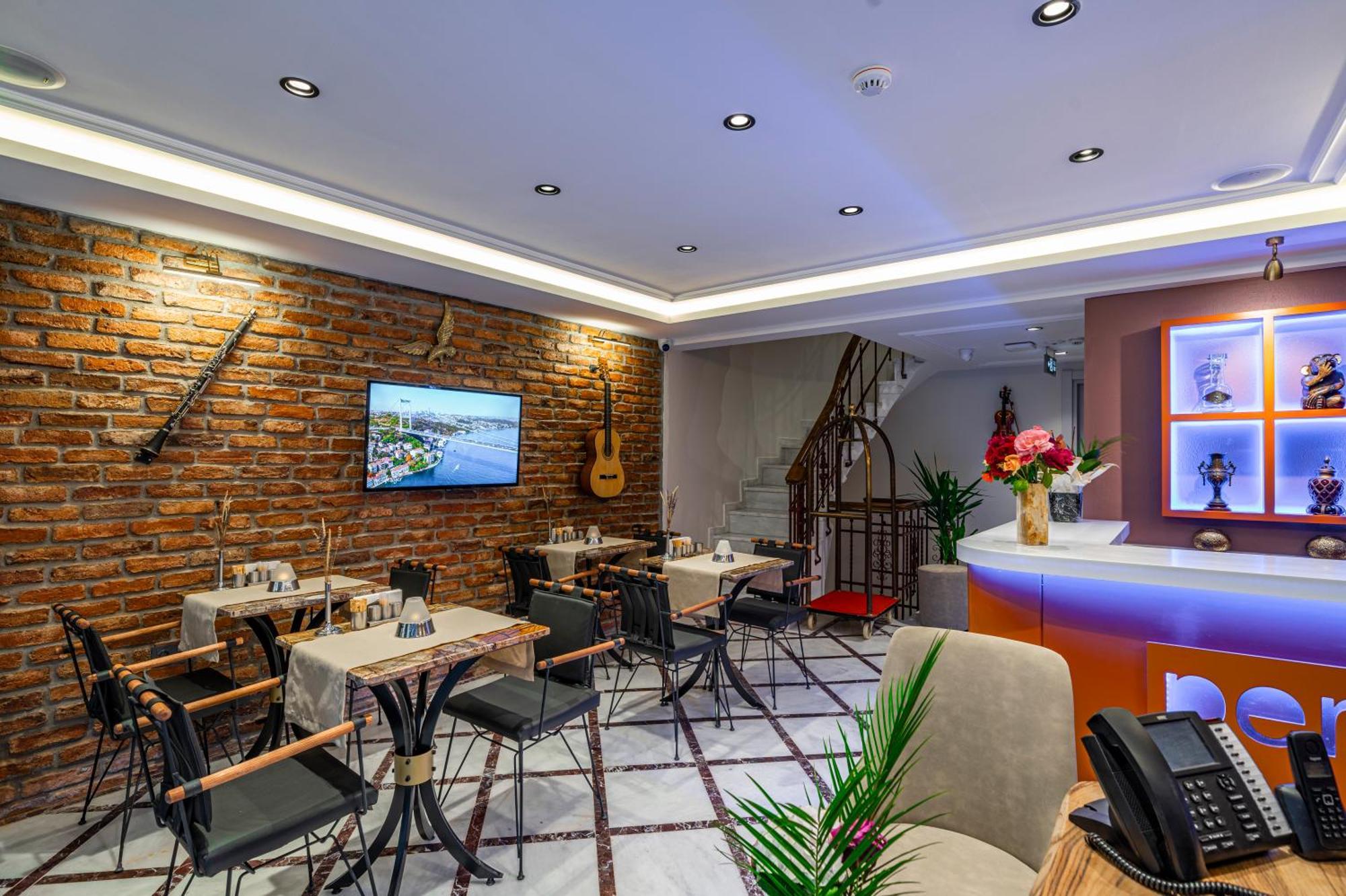 Pera Luna Premium Hotel Istanbul Bagian luar foto