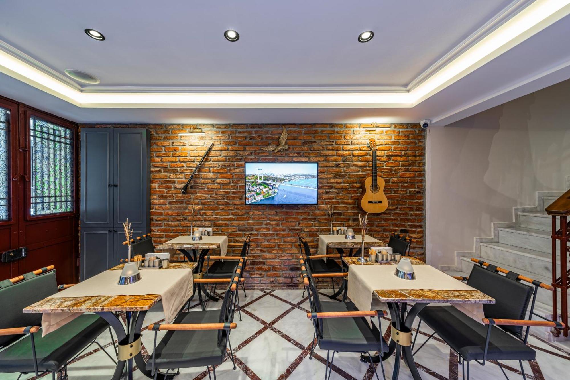 Pera Luna Premium Hotel Istanbul Bagian luar foto