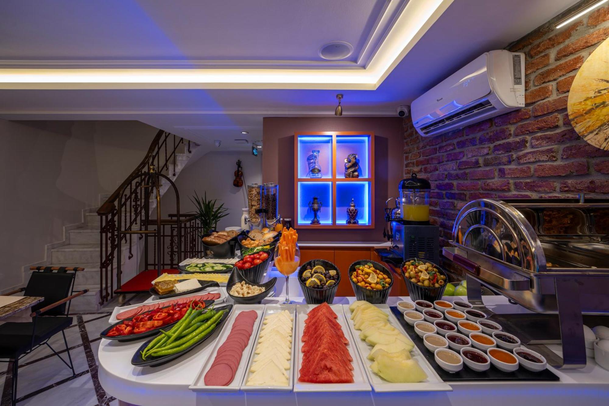 Pera Luna Premium Hotel Istanbul Bagian luar foto