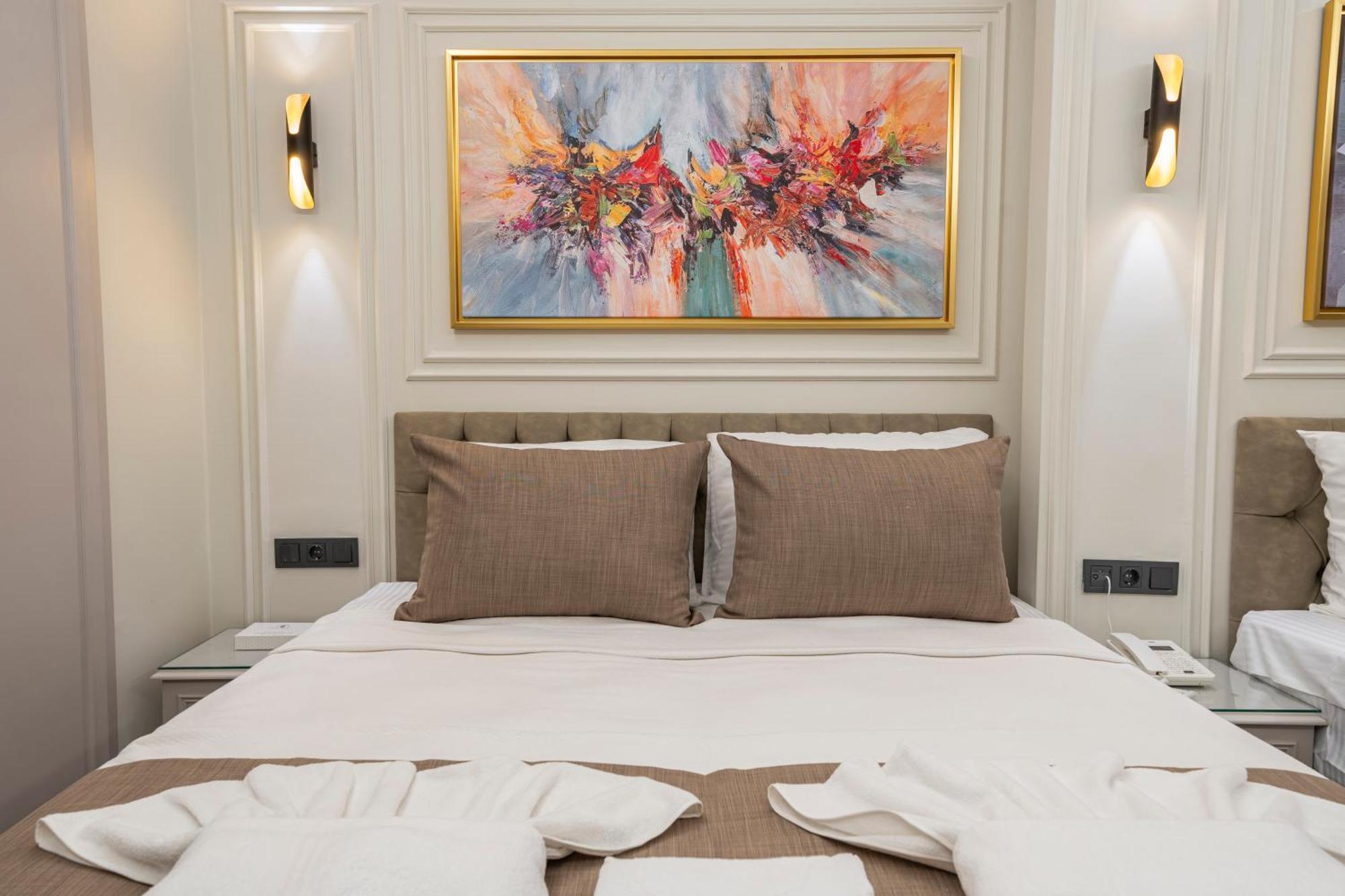 Pera Luna Premium Hotel Istanbul Bagian luar foto