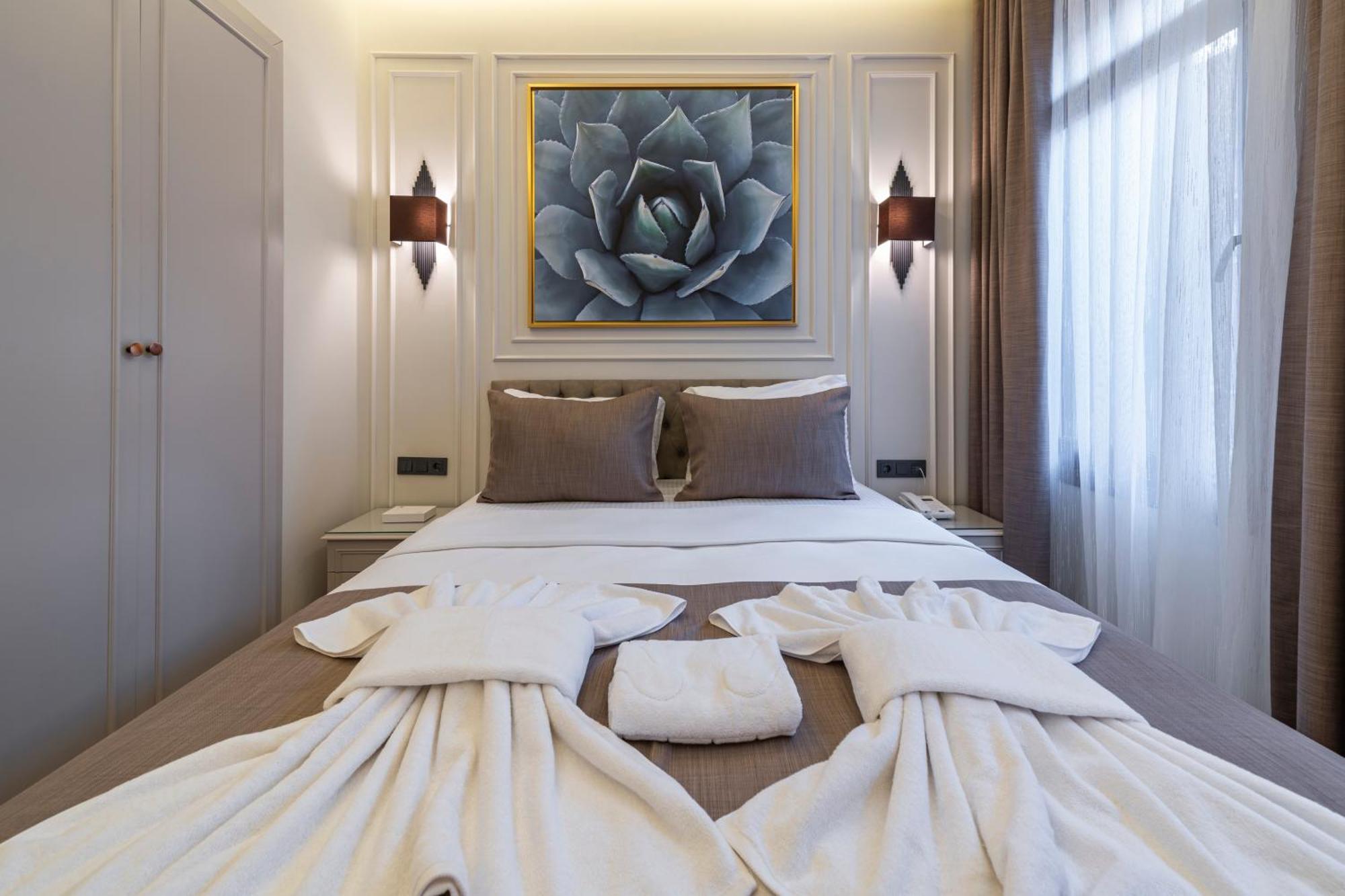 Pera Luna Premium Hotel Istanbul Bagian luar foto
