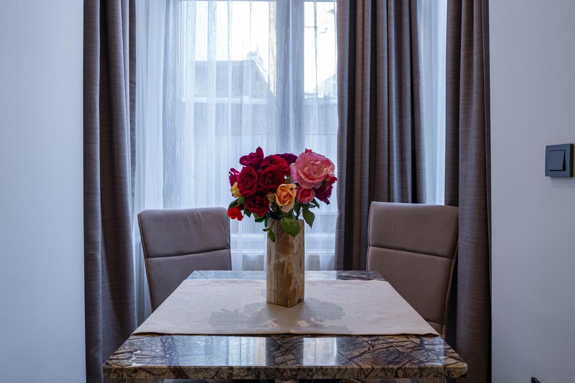 Pera Luna Premium Hotel Istanbul Bagian luar foto