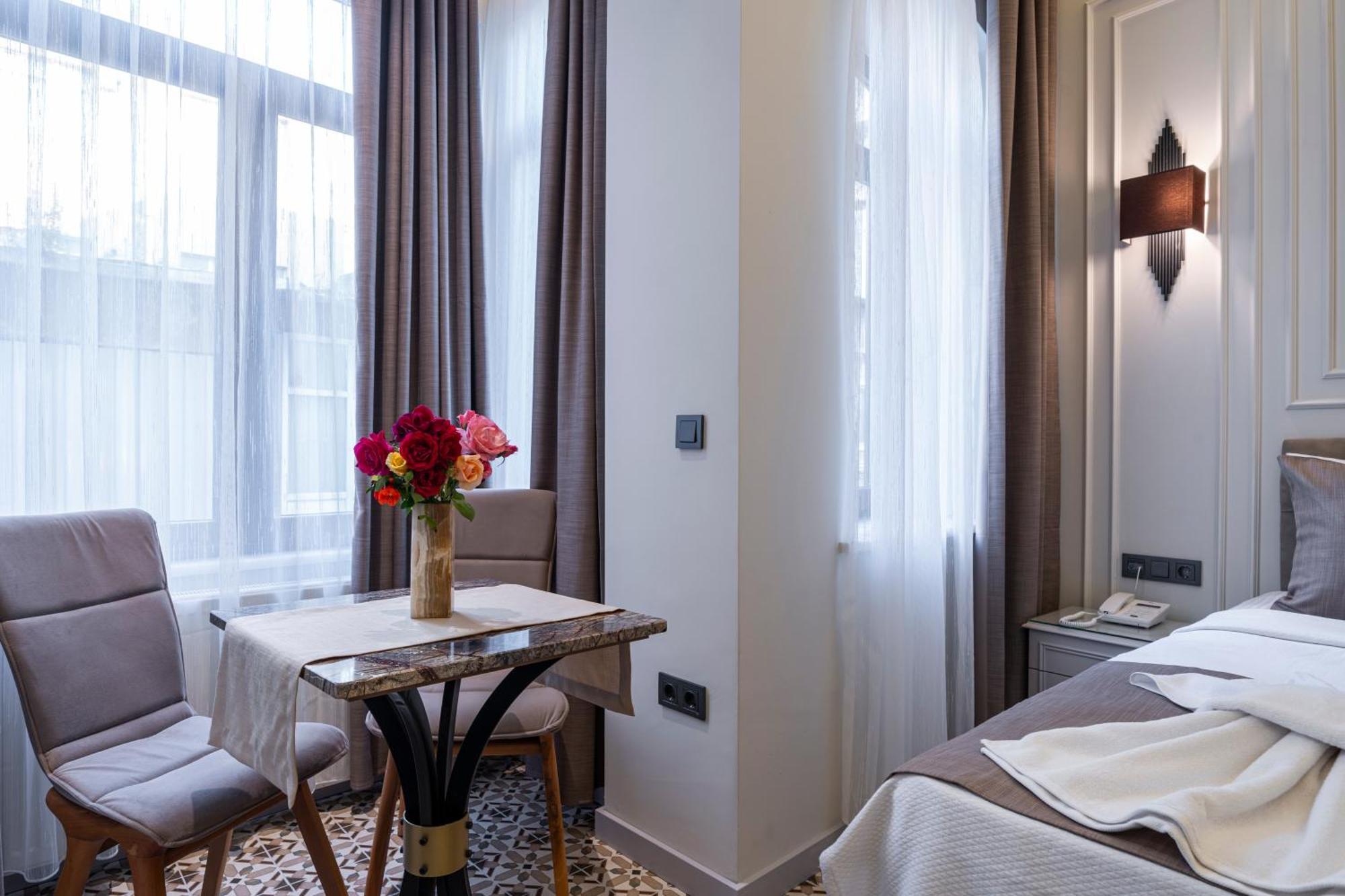 Pera Luna Premium Hotel Istanbul Bagian luar foto