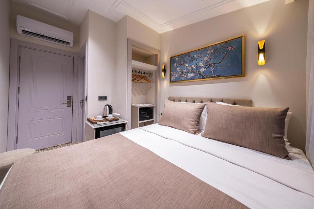 Pera Luna Premium Hotel Istanbul Bagian luar foto