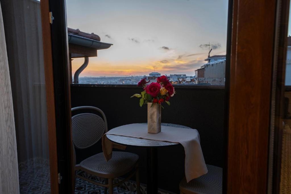 Pera Luna Premium Hotel Istanbul Bagian luar foto